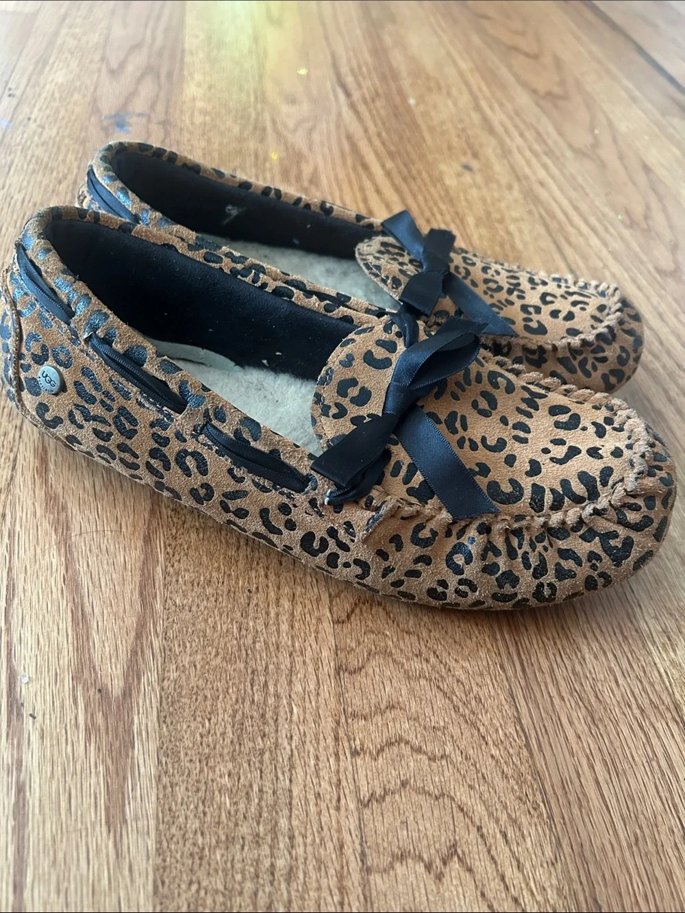 Women’s UGG Dakota Leopard Bow slippers size 6